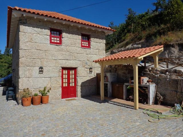 Villa Casa antiga de pedra com piscina e vista rio Amarante Esterno foto